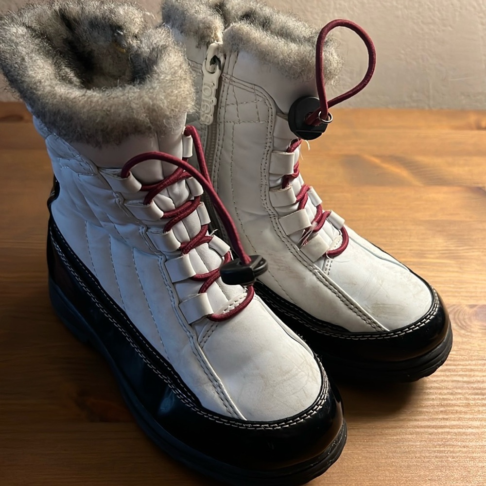 White and black kids snow boots. Size 12.